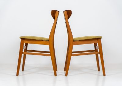 Set of 6 teak dining chairs by Falsled Møbelfabrik (Denmark, 1960s). We are totally in love with the color combination of the beech wood and the mustard/khaki fabric! These elegant and contemporary chairs are made of a solid beech frame and a gently curved teak backrest. Restored and newly upholstered, in very good condition!