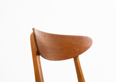 Set of 6 teak dining chairs by Falsled Møbelfabrik (Denmark, 1960s). We are totally in love with the color combination of the beech wood and the mustard/khaki fabric! These elegant and contemporary chairs are made of a solid beech frame and a gently curved teak backrest. Restored and newly upholstered, in very good condition!