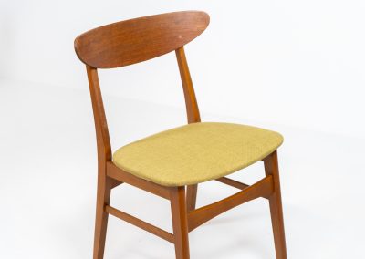 Set of 6 teak dining chairs by Falsled Møbelfabrik (Denmark, 1960s). We are totally in love with the color combination of the beech wood and the mustard/khaki fabric! These elegant and contemporary chairs are made of a solid beech frame and a gently curved teak backrest. Restored and newly upholstered, in very good condition!