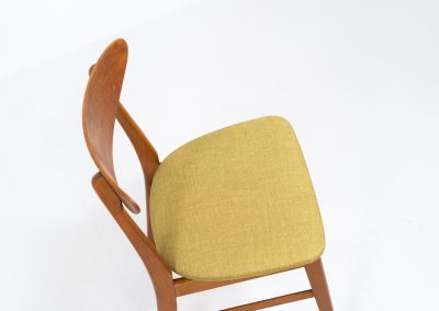 Set of 6 teak dining chairs by Falsled Møbelfabrik (Denmark, 1960s). We are totally in love with the color combination of the beech wood and the mustard/khaki fabric! These elegant and contemporary chairs are made of a solid beech frame and a gently curved teak backrest. Restored and newly upholstered, in very good condition!