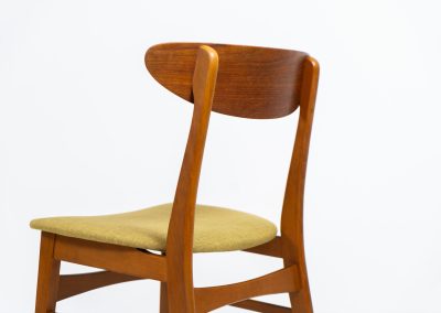 Set of 6 teak dining chairs by Falsled Møbelfabrik (Denmark, 1960s). We are totally in love with the color combination of the beech wood and the mustard/khaki fabric! These elegant and contemporary chairs are made of a solid beech frame and a gently curved teak backrest. Restored and newly upholstered, in very good condition!