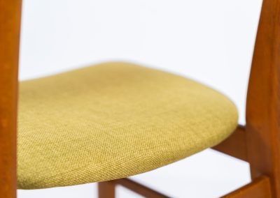 Set of 6 teak dining chairs by Falsled Møbelfabrik (Denmark, 1960s). We are totally in love with the color combination of the beech wood and the mustard/khaki fabric! These elegant and contemporary chairs are made of a solid beech frame and a gently curved teak backrest. Restored and newly upholstered, in very good condition!