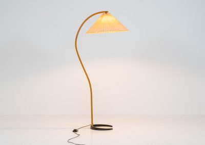 Magnificent Caprani floor lamp by Mads Caprani (Denmark, 1970s). This iconic and hard to find piece features a graceful beech ark, a cast iron base and its original linen pleated shade. The lamp is in original and very good condition, with only minor using traces on the shade, as shown on the pictures. Labeled by maker.