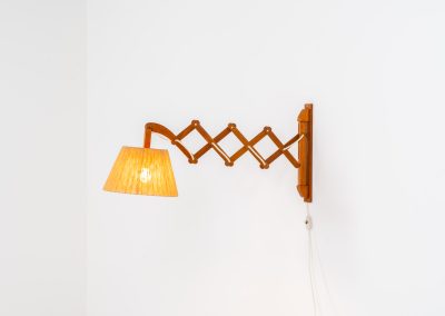 Large teak “Scissor” wall lamp (Denmark, 1960s). This striking mid-century wall lamp is a standout piece, adjustable in length, angle, and direction for both functionality and style. Crafted from teak, it features a beautifully textured sisal lampshade that complements its warm, organic design. With an extendable arm ranging from 35 cm to 95 cm, this is a generously sized lamp that offers exceptional versatility, making it ideal for various settings and purposes. In very good condition.