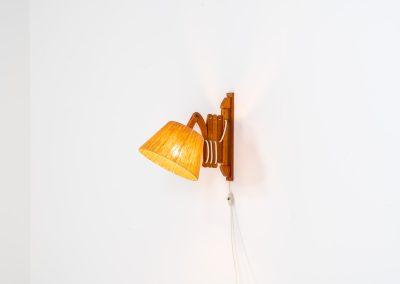 Large teak “Scissor” wall lamp (Denmark, 1960s). This striking mid-century wall lamp is a standout piece, adjustable in length, angle, and direction for both functionality and style. Crafted from teak, it features a beautifully textured sisal lampshade that complements its warm, organic design. With an extendable arm ranging from 35 cm to 95 cm, this is a generously sized lamp that offers exceptional versatility, making it ideal for various settings and purposes. In very good condition.
