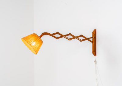 Large teak “Scissor” wall lamp (Denmark, 1960s). This striking mid-century wall lamp is a standout piece, adjustable in length, angle, and direction for both functionality and style. Crafted from teak, it features a beautifully textured sisal lampshade that complements its warm, organic design. With an extendable arm ranging from 35 cm to 95 cm, this is a generously sized lamp that offers exceptional versatility, making it ideal for various settings and purposes. In very good condition.
