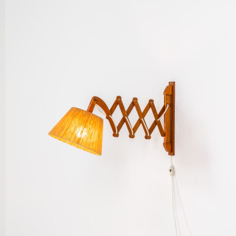 Large teak “Scissor” wall lamp (Denmark, 1960s). This striking mid-century wall lamp is a standout piece, adjustable in length, angle, and direction for both functionality and style. Crafted from teak, it features a beautifully textured sisal lampshade that complements its warm, organic design. With an extendable arm ranging from 35 cm to 95 cm, this is a generously sized lamp that offers exceptional versatility, making it ideal for various settings and purposes. In very good condition.