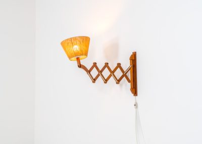 Large teak “Scissor” wall lamp (Denmark, 1960s). This striking mid-century wall lamp is a standout piece, adjustable in length, angle, and direction for both functionality and style. Crafted from teak, it features a beautifully textured sisal lampshade that complements its warm, organic design. With an extendable arm ranging from 35 cm to 95 cm, this is a generously sized lamp that offers exceptional versatility, making it ideal for various settings and purposes. In very good condition.