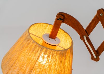 Large teak “Scissor” wall lamp (Denmark, 1960s). This striking mid-century wall lamp is a standout piece, adjustable in length, angle, and direction for both functionality and style. Crafted from teak, it features a beautifully textured sisal lampshade that complements its warm, organic design. With an extendable arm ranging from 35 cm to 95 cm, this is a generously sized lamp that offers exceptional versatility, making it ideal for various settings and purposes. In very good condition.