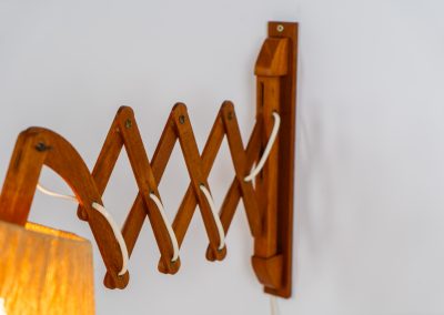 Large teak “Scissor” wall lamp (Denmark, 1960s). This striking mid-century wall lamp is a standout piece, adjustable in length, angle, and direction for both functionality and style. Crafted from teak, it features a beautifully textured sisal lampshade that complements its warm, organic design. With an extendable arm ranging from 35 cm to 95 cm, this is a generously sized lamp that offers exceptional versatility, making it ideal for various settings and purposes. In very good condition.