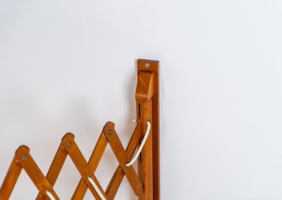 Large teak “Scissor” wall lamp (Denmark, 1960s). This striking mid-century wall lamp is a standout piece, adjustable in length, angle, and direction for both functionality and style. Crafted from teak, it features a beautifully textured sisal lampshade that complements its warm, organic design. With an extendable arm ranging from 35 cm to 95 cm, this is a generously sized lamp that offers exceptional versatility, making it ideal for various settings and purposes. In very good condition.