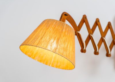 Large teak “Scissor” wall lamp (Denmark, 1960s). This striking mid-century wall lamp is a standout piece, adjustable in length, angle, and direction for both functionality and style. Crafted from teak, it features a beautifully textured sisal lampshade that complements its warm, organic design. With an extendable arm ranging from 35 cm to 95 cm, this is a generously sized lamp that offers exceptional versatility, making it ideal for various settings and purposes. In very good condition.