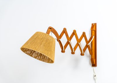 Large teak “Scissor” wall lamp (Denmark, 1960s). This striking mid-century wall lamp is a standout piece, adjustable in length, angle, and direction for both functionality and style. Crafted from teak, it features a beautifully textured sisal lampshade that complements its warm, organic design. With an extendable arm ranging from 35 cm to 95 cm, this is a generously sized lamp that offers exceptional versatility, making it ideal for various settings and purposes. In very good condition.