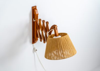 Large teak “Scissor” wall lamp (Denmark, 1960s). This striking mid-century wall lamp is a standout piece, adjustable in length, angle, and direction for both functionality and style. Crafted from teak, it features a beautifully textured sisal lampshade that complements its warm, organic design. With an extendable arm ranging from 35 cm to 95 cm, this is a generously sized lamp that offers exceptional versatility, making it ideal for various settings and purposes. In very good condition.