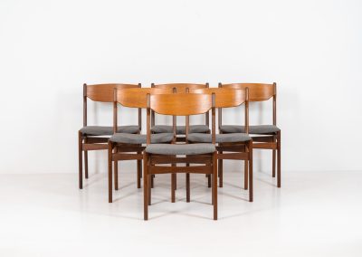 Set of 6 beautiful dining chairs attributed to Erik Buch (Denmark, 1960s). They feature organically curved solid teak frames and floating seats, newly upholstered in a grey fabric. These beauties are in excellent condition. We have 12 pieces available so a bigger set is possible on request.