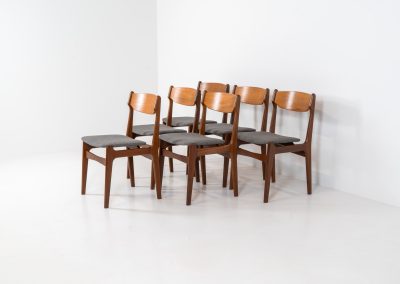 Set of 6 beautiful dining chairs attributed to Erik Buch (Denmark, 1960s). They feature organically curved solid teak frames and floating seats, newly upholstered in a grey fabric. These beauties are in excellent condition. We have 12 pieces available so a bigger set is possible on request.