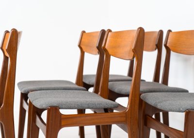 Set of 6 beautiful dining chairs attributed to Erik Buch (Denmark, 1960s). They feature organically curved solid teak frames and floating seats, newly upholstered in a grey fabric. These beauties are in excellent condition. We have 12 pieces available so a bigger set is possible on request.