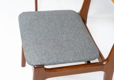 Set of 6 beautiful dining chairs attributed to Erik Buch (Denmark, 1960s). They feature organically curved solid teak frames and floating seats, newly upholstered in a grey fabric. These beauties are in excellent condition. We have 12 pieces available so a bigger set is possible on request.