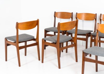 Set of 6 beautiful dining chairs attributed to Erik Buch (Denmark, 1960s). They feature organically curved solid teak frames and floating seats, newly upholstered in a grey fabric. These beauties are in excellent condition. We have 12 pieces available so a bigger set is possible on request.