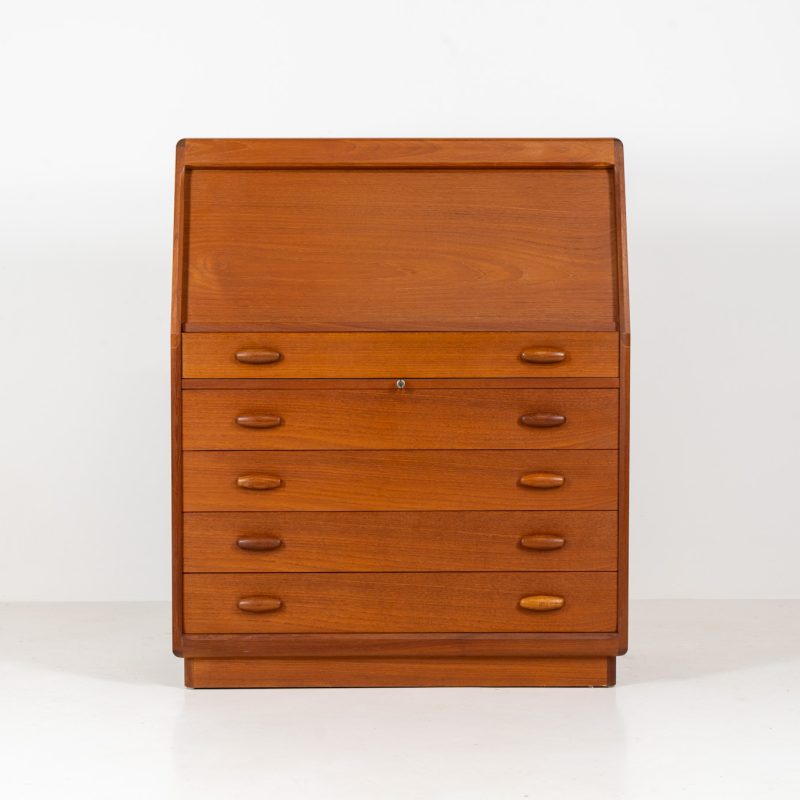 Magnificent secretary by Bent Møller Jørgensen for Svend Dyrlund (Denmark, 1960s). This is an example of high quality Danish craftsmanship. It features stunning aesthetics and nifty details like the tambour door that opens automatically if you pull the upper drawer or the beautiful Dyrlund signature handles. It is in splendid condition and marked by the maker.