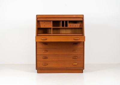 Magnificent secretary by Bent Møller Jørgensen for Svend Dyrlund (Denmark, 1960s). This is an example of high quality Danish craftsmanship. It features stunning aesthetics and nifty details like the tambour door that opens automatically if you pull the upper drawer or the beautiful Dyrlund signature handles. It is in splendid condition and marked by the maker.