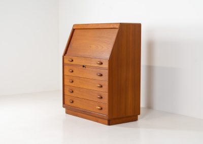 Magnificent secretary by Bent Møller Jørgensen for Svend Dyrlund (Denmark, 1960s). This is an example of high quality Danish craftsmanship. It features stunning aesthetics and nifty details like the tambour door that opens automatically if you pull the upper drawer or the beautiful Dyrlund signature handles. It is in splendid condition and marked by the maker.