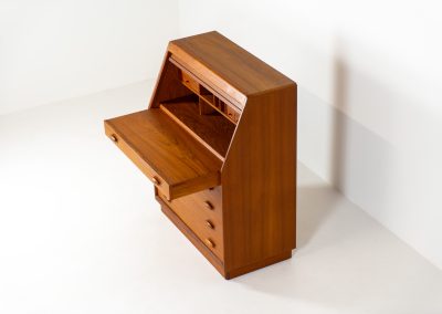 Magnificent secretary by Bent Møller Jørgensen for Svend Dyrlund (Denmark, 1960s). This is an example of high quality Danish craftsmanship. It features stunning aesthetics and nifty details like the tambour door that opens automatically if you pull the upper drawer or the beautiful Dyrlund signature handles. It is in splendid condition and marked by the maker.