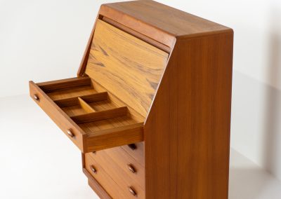 Magnificent secretary by Bent Møller Jørgensen for Svend Dyrlund (Denmark, 1960s). This is an example of high quality Danish craftsmanship. It features stunning aesthetics and nifty details like the tambour door that opens automatically if you pull the upper drawer or the beautiful Dyrlund signature handles. It is in splendid condition and marked by the maker.