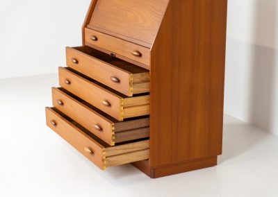 Magnificent secretary by Bent Møller Jørgensen for Svend Dyrlund (Denmark, 1960s). This is an example of high quality Danish craftsmanship. It features stunning aesthetics and nifty details like the tambour door that opens automatically if you pull the upper drawer or the beautiful Dyrlund signature handles. It is in splendid condition and marked by the maker.