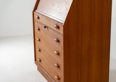 Magnificent secretary by Bent Møller Jørgensen for Svend Dyrlund (Denmark, 1960s). This is an example of high quality Danish craftsmanship. It features stunning aesthetics and nifty details like the tambour door that opens automatically if you pull the upper drawer or the beautiful Dyrlund signature handles. It is in splendid condition and marked by the maker.