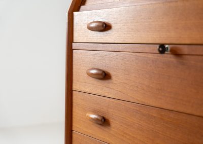 Magnificent secretary by Bent Møller Jørgensen for Svend Dyrlund (Denmark, 1960s). This is an example of high quality Danish craftsmanship. It features stunning aesthetics and nifty details like the tambour door that opens automatically if you pull the upper drawer or the beautiful Dyrlund signature handles. It is in splendid condition and marked by the maker.
