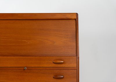 Magnificent secretary by Bent Møller Jørgensen for Svend Dyrlund (Denmark, 1960s). This is an example of high quality Danish craftsmanship. It features stunning aesthetics and nifty details like the tambour door that opens automatically if you pull the upper drawer or the beautiful Dyrlund signature handles. It is in splendid condition and marked by the maker.