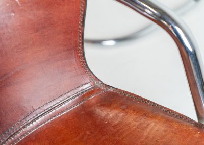 Set of 4 rare leather dining chairs by Willy Rizzo for Metaform (the Netherlands, 1970s). Designed in Italy and manufactured in the Netherlands, these hard to find chairs are a testament to Willy Rizzo’s iconic style. They feature chrome tubular frames and cognac leather seats. The leather showcases a rich patina with visible signs of use, adding character and charm to these remarkable pieces.