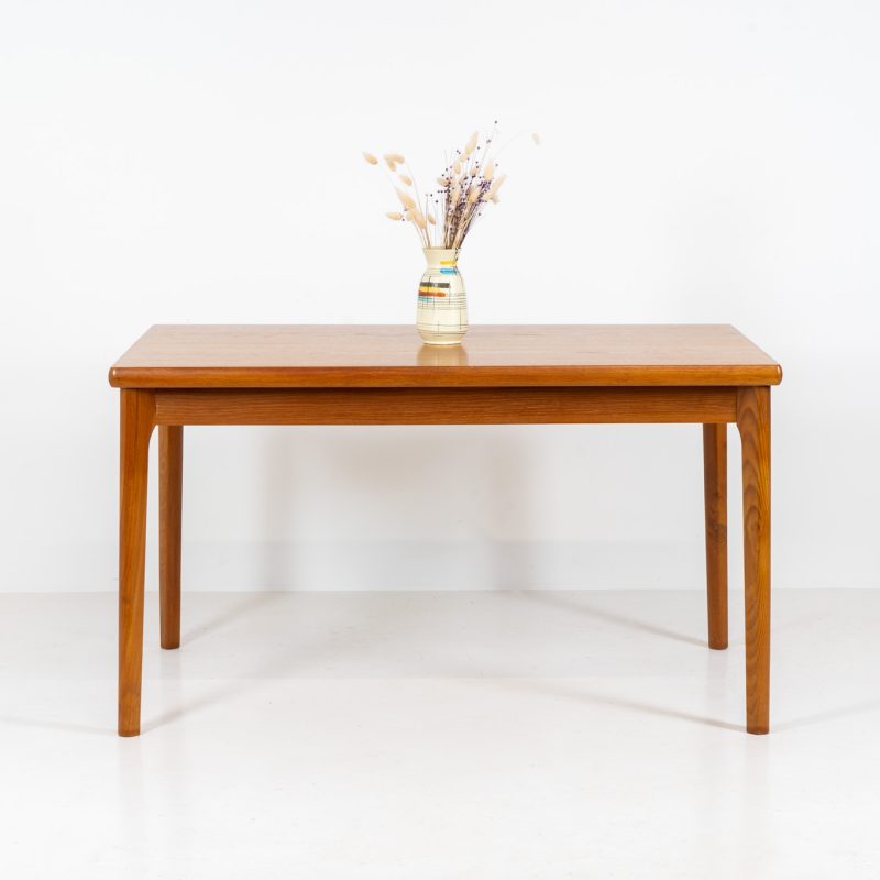 Extendable dining table by Henning Kjaernulf for Vejle Møbelfabrik (Denmark, 1960s). A top quality Danish piece with a beautiful natural look and organic shapes. It is easily extendable with 2 hidden leafs and can fit 8 chairs. It features a gorgeous woodgrain. It’s in excellent condition.
