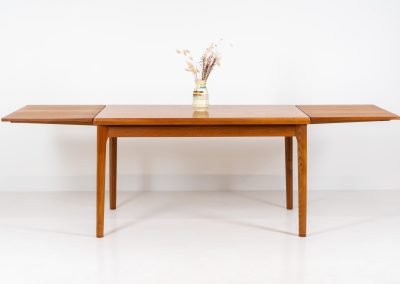 Extendable dining table by Henning Kjaernulf for Vejle Møbelfabrik (Denmark, 1960s). A top quality Danish piece with a beautiful natural look and organic shapes. It is easily extendable with 2 hidden leafs and can fit 8 chairs. It features a gorgeous woodgrain. It’s in excellent condition.