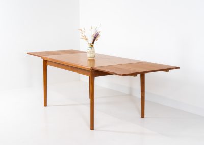 Extendable dining table by Henning Kjaernulf for Vejle Møbelfabrik (Denmark, 1960s). A top quality Danish piece with a beautiful natural look and organic shapes. It is easily extendable with 2 hidden leafs and can fit 8 chairs. It features a gorgeous woodgrain. It’s in excellent condition.