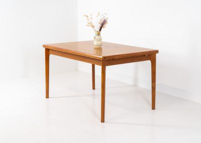 Extendable dining table by Henning Kjaernulf for Vejle Møbelfabrik (Denmark, 1960s). A top quality Danish piece with a beautiful natural look and organic shapes. It is easily extendable with 2 hidden leafs and can fit 8 chairs. It features a gorgeous woodgrain. It’s in excellent condition.