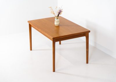 Extendable dining table by Henning Kjaernulf for Vejle Møbelfabrik (Denmark, 1960s). A top quality Danish piece with a beautiful natural look and organic shapes. It is easily extendable with 2 hidden leafs and can fit 8 chairs. It features a gorgeous woodgrain. It’s in excellent condition.