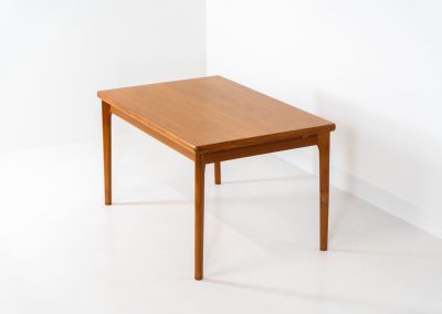 Extendable dining table by Henning Kjaernulf for Vejle Møbelfabrik (Denmark, 1960s). A top quality Danish piece with a beautiful natural look and organic shapes. It is easily extendable with 2 hidden leafs and can fit 8 chairs. It features a gorgeous woodgrain. It’s in excellent condition.