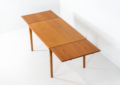 Extendable dining table by Henning Kjaernulf for Vejle Møbelfabrik (Denmark, 1960s). A top quality Danish piece with a beautiful natural look and organic shapes. It is easily extendable with 2 hidden leafs and can fit 8 chairs. It features a gorgeous woodgrain. It’s in excellent condition.