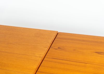 Extendable dining table by Henning Kjaernulf for Vejle Møbelfabrik (Denmark, 1960s). A top quality Danish piece with a beautiful natural look and organic shapes. It is easily extendable with 2 hidden leafs and can fit 8 chairs. It features a gorgeous woodgrain. It’s in excellent condition.