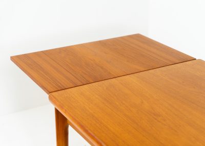 Extendable dining table by Henning Kjaernulf for Vejle Møbelfabrik (Denmark, 1960s). A top quality Danish piece with a beautiful natural look and organic shapes. It is easily extendable with 2 hidden leafs and can fit 8 chairs. It features a gorgeous woodgrain. It’s in excellent condition.