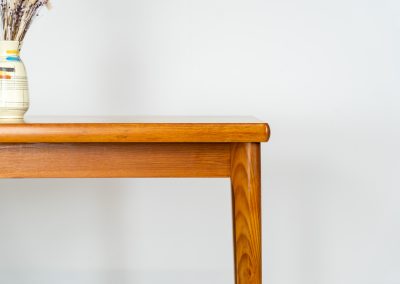 Extendable dining table by Henning Kjaernulf for Vejle Møbelfabrik (Denmark, 1960s). A top quality Danish piece with a beautiful natural look and organic shapes. It is easily extendable with 2 hidden leafs and can fit 8 chairs. It features a gorgeous woodgrain. It’s in excellent condition.