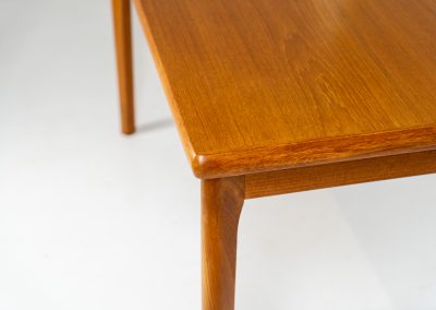 Extendable dining table by Henning Kjaernulf for Vejle Møbelfabrik (Denmark, 1960s). A top quality Danish piece with a beautiful natural look and organic shapes. It is easily extendable with 2 hidden leafs and can fit 8 chairs. It features a gorgeous woodgrain. It’s in excellent condition.