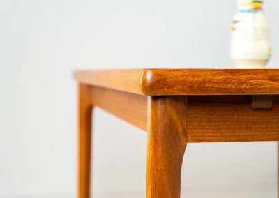 Extendable dining table by Henning Kjaernulf for Vejle Møbelfabrik (Denmark, 1960s). A top quality Danish piece with a beautiful natural look and organic shapes. It is easily extendable with 2 hidden leafs and can fit 8 chairs. It features a gorgeous woodgrain. It’s in excellent condition.