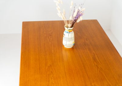 Extendable dining table by Henning Kjaernulf for Vejle Møbelfabrik (Denmark, 1960s). A top quality Danish piece with a beautiful natural look and organic shapes. It is easily extendable with 2 hidden leafs and can fit 8 chairs. It features a gorgeous woodgrain. It’s in excellent condition.