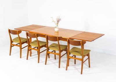Extendable dining table by Henning Kjaernulf for Vejle Møbelfabrik (Denmark, 1960s). A top quality Danish piece with a beautiful natural look and organic shapes. It is easily extendable with 2 hidden leafs and can fit 8 chairs. It features a gorgeous woodgrain. It’s in excellent condition.