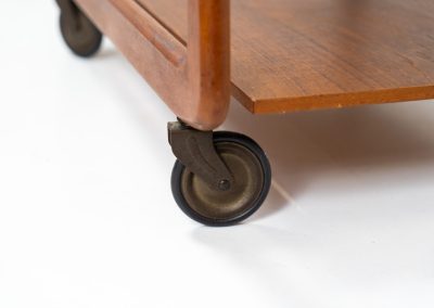 Teak serving trolley by Sikka Møbler (Denmark, 1960s). An elegant and versatile piece crafted from warm teak. It features clean lines, dovetail joinery, and a functional two-tier design with a convenient drawer for storage. The trolley is mounted on smooth-rolling casters, making it both stylish and practical for serving or displaying items. The trolley remains in mint condition.