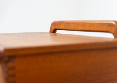 Teak serving trolley by Sikka Møbler (Denmark, 1960s). An elegant and versatile piece crafted from warm teak. It features clean lines, dovetail joinery, and a functional two-tier design with a convenient drawer for storage. The trolley is mounted on smooth-rolling casters, making it both stylish and practical for serving or displaying items. The trolley remains in mint condition.