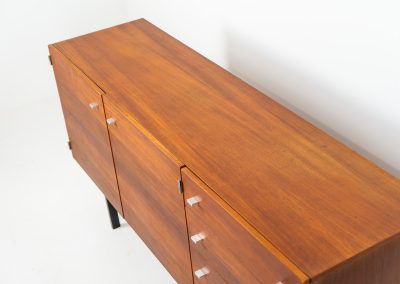 Modernist “1864” sideboard by Pierre Guariche for Meurop (Belgium, 1950s). A beautiful example of Belgian modernism! It features a warm meranti woodgrain, a sleek black lacquered metal frame and aluminium handles. It remains in very good vintage condition with some minor restoration Marks, shown on the pictures.